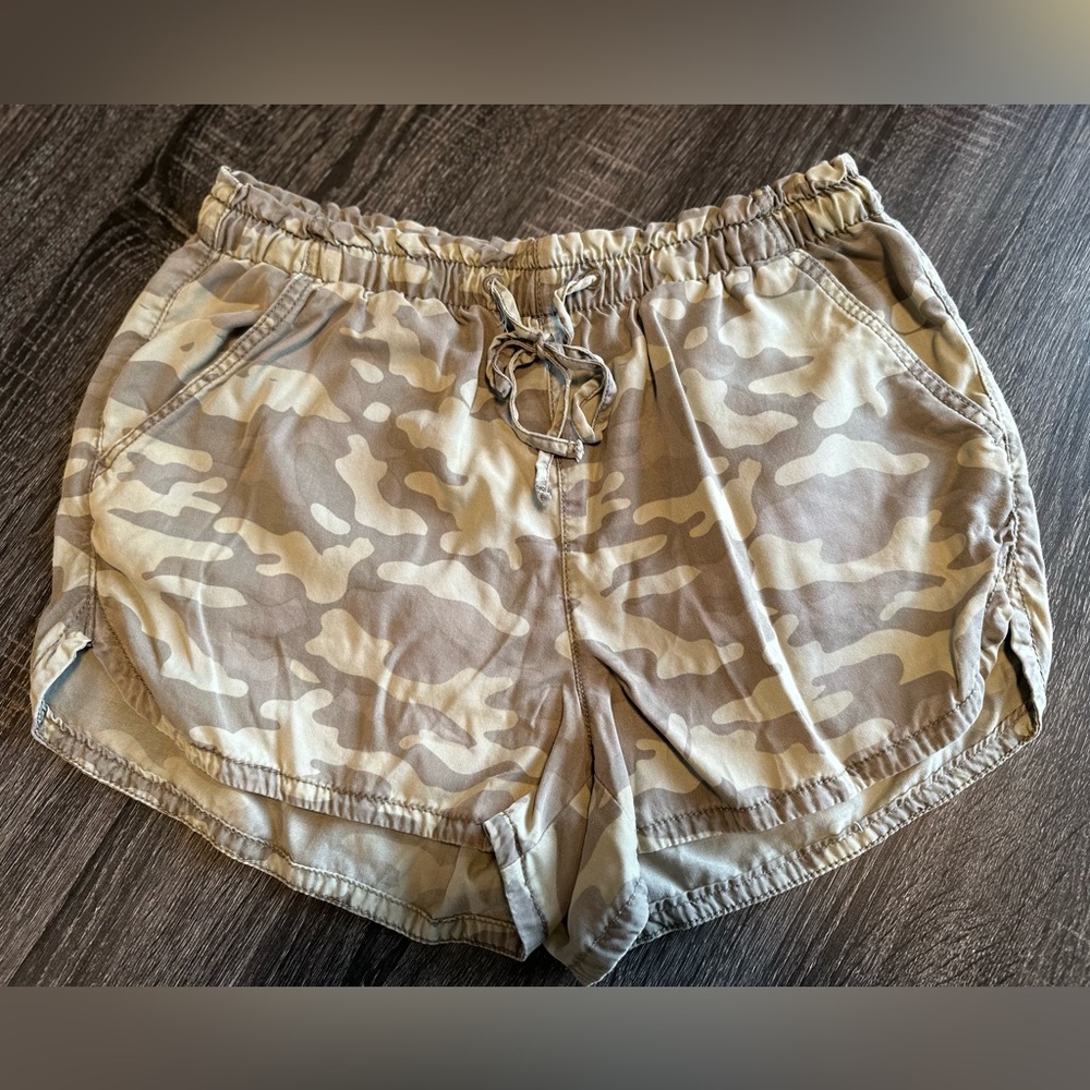 Women’s American Eagle shorts, size Large